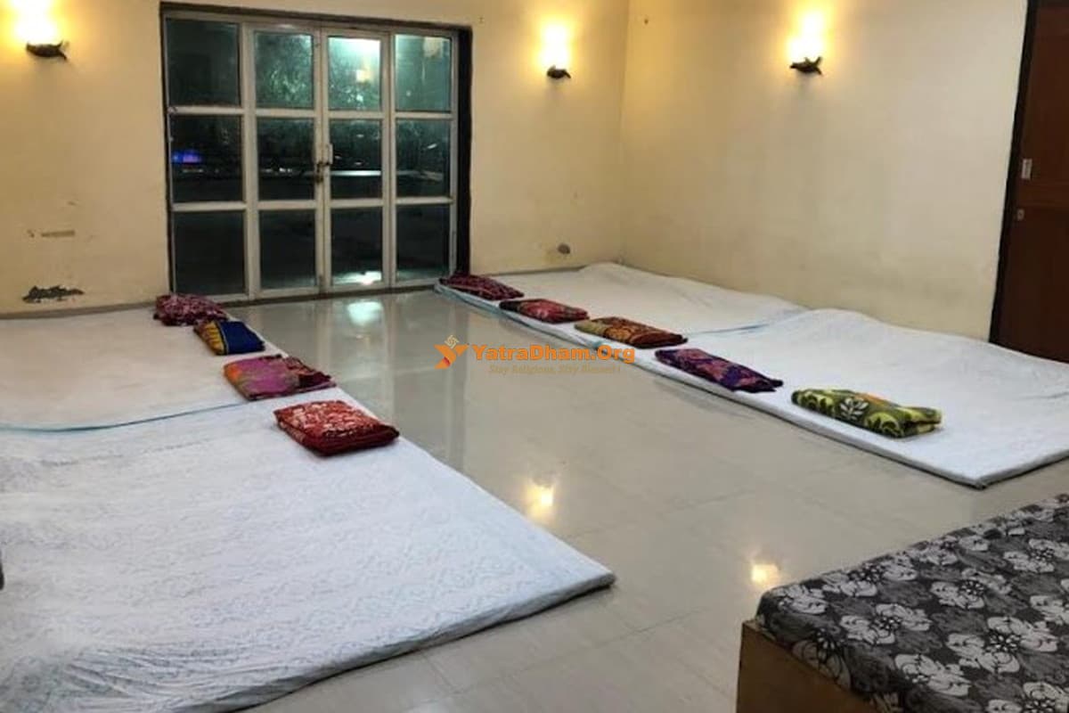 Non-AC Common Hall with clean floor mattresses at Seth Murlidhar Mansinghka Yatri Niwas